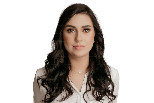 Mujer morena seria con vestimenta blanca