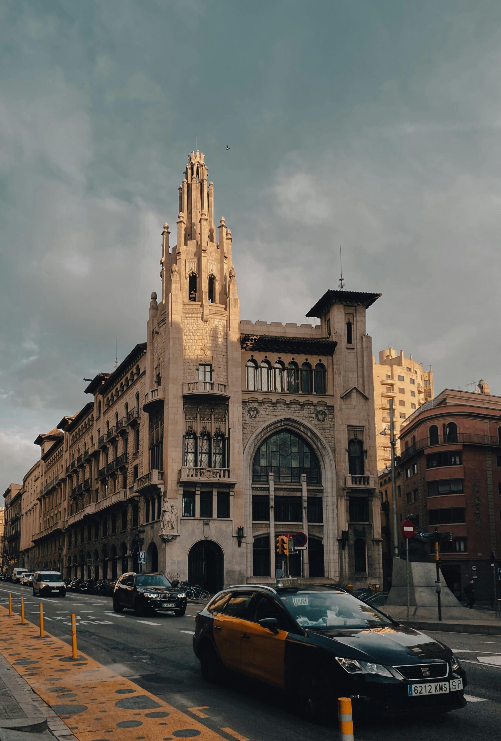 Taxi SEAT con una iglesia y varios detrás