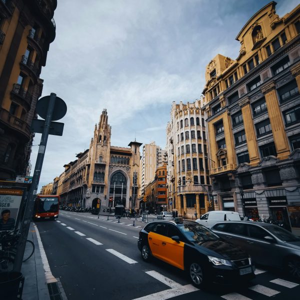Taxi en una calle abarrotada en un paso de cebra y coches cerca
